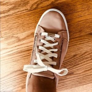Guess sneakers 👟 peach color very light color